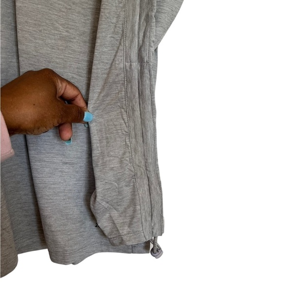 NWOT Zuda Light Grey Mock Neck Long Sleeve Active Top with Cinched Sleeves - Picture 4 of 6